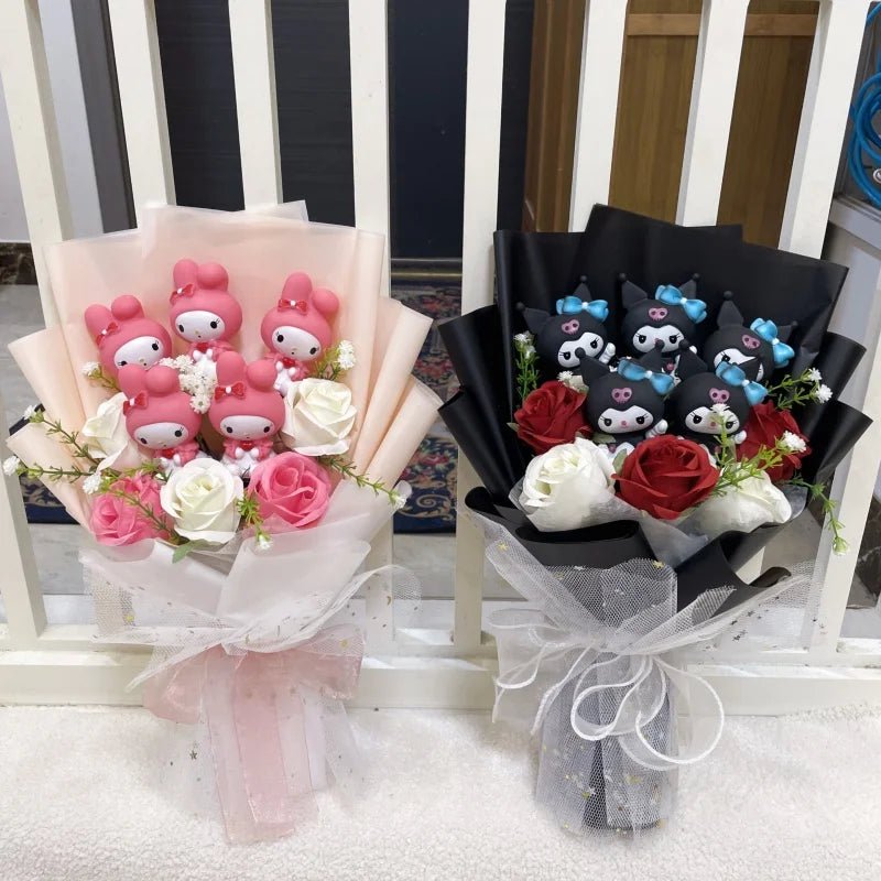 Bukiet Hello Kitty z Pluszakiem – Winylowa Lalka z Kwiatami | Prezent Kawaii - MisioBukiety.pl