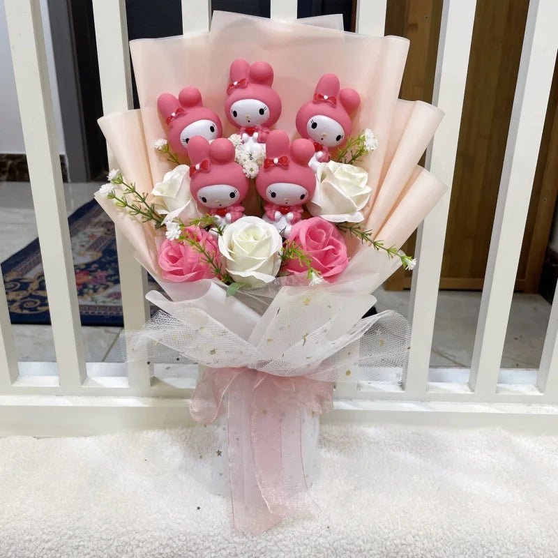 Bukiet Hello Kitty z Pluszakiem – Winylowa Lalka z Kwiatami | Prezent Kawaii - MisioBukiety.pl